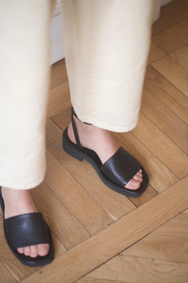 Kreutzberg Sandals Calf Black